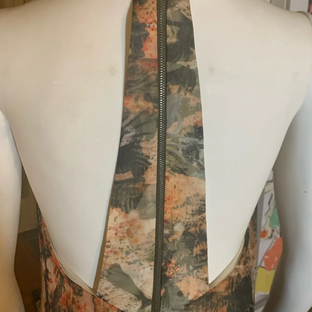 Alice + Olivia gorgeous gown. Unique beading at the top. The colors are fab! Am - Picture 11 of 15